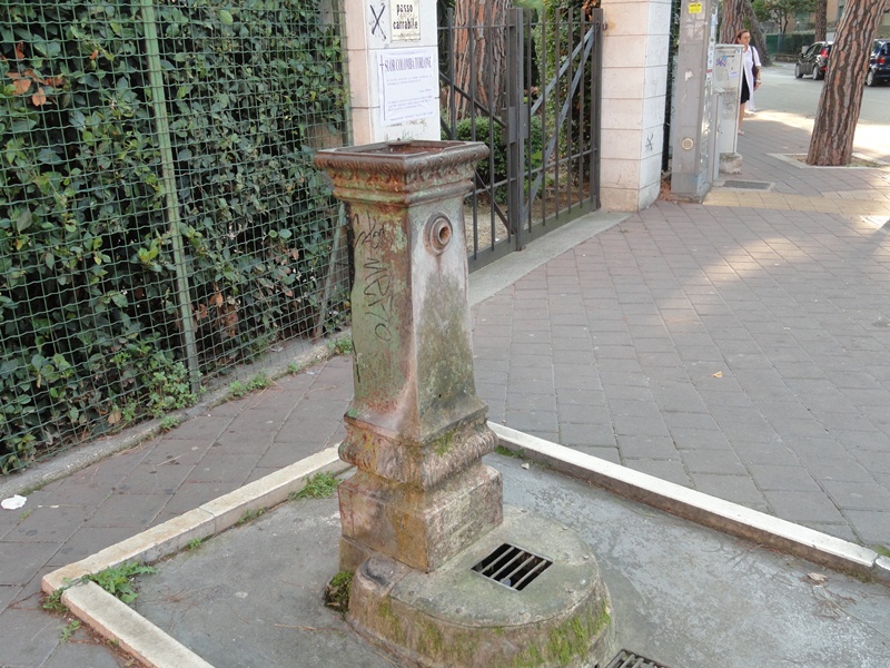 La fontana chiusa in via del Santuario