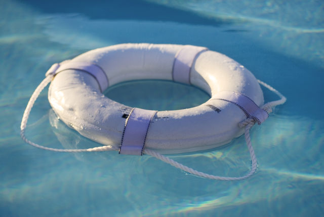 salvagente-piscina.jpeg