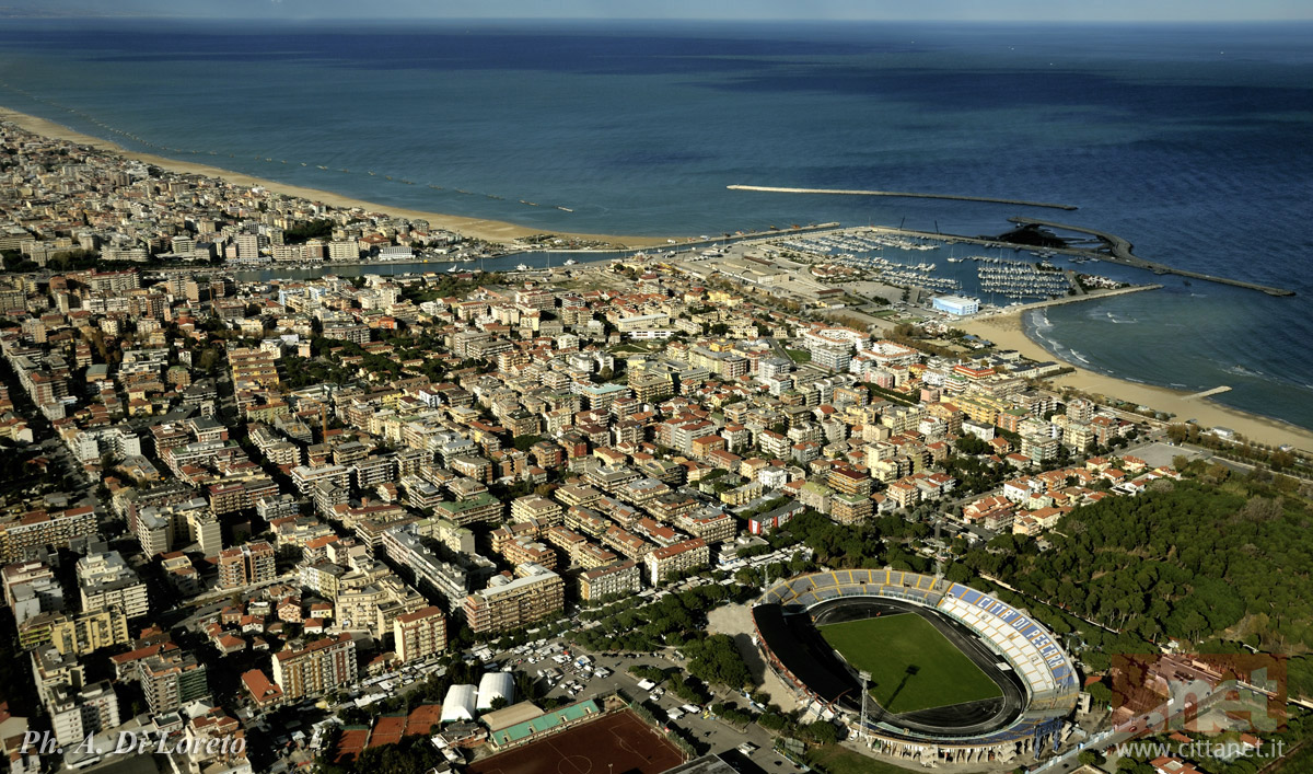 Foto aerea di Pescara ripresa da sud ovest. Dal basso: lo stadio e il porto turistico. Foto di Antonio di Loreto