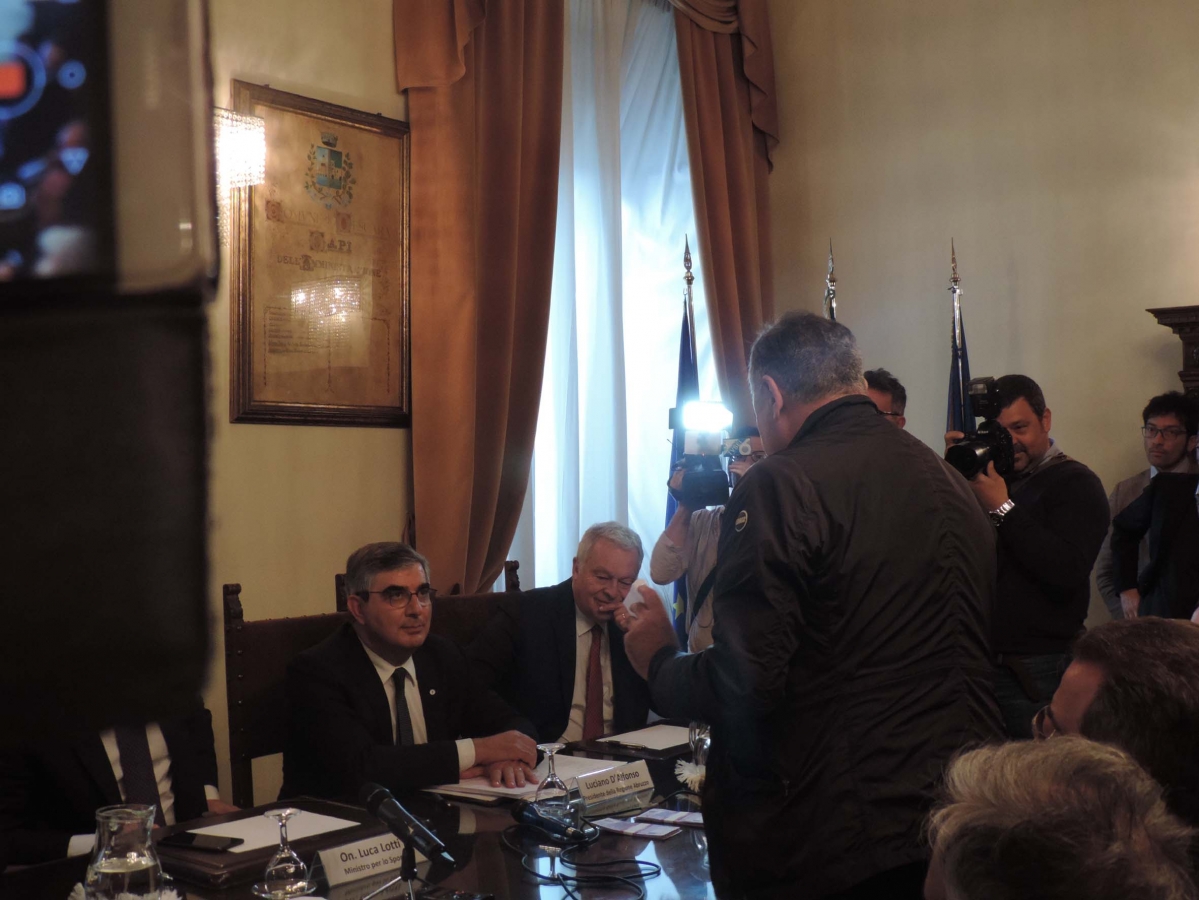 antonelli-consegna-fac-simile-d-alfonso.jpg