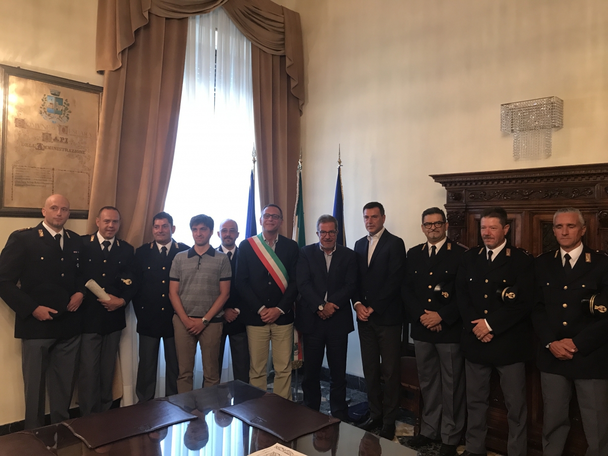 encomi-agenti-polizia.jpg