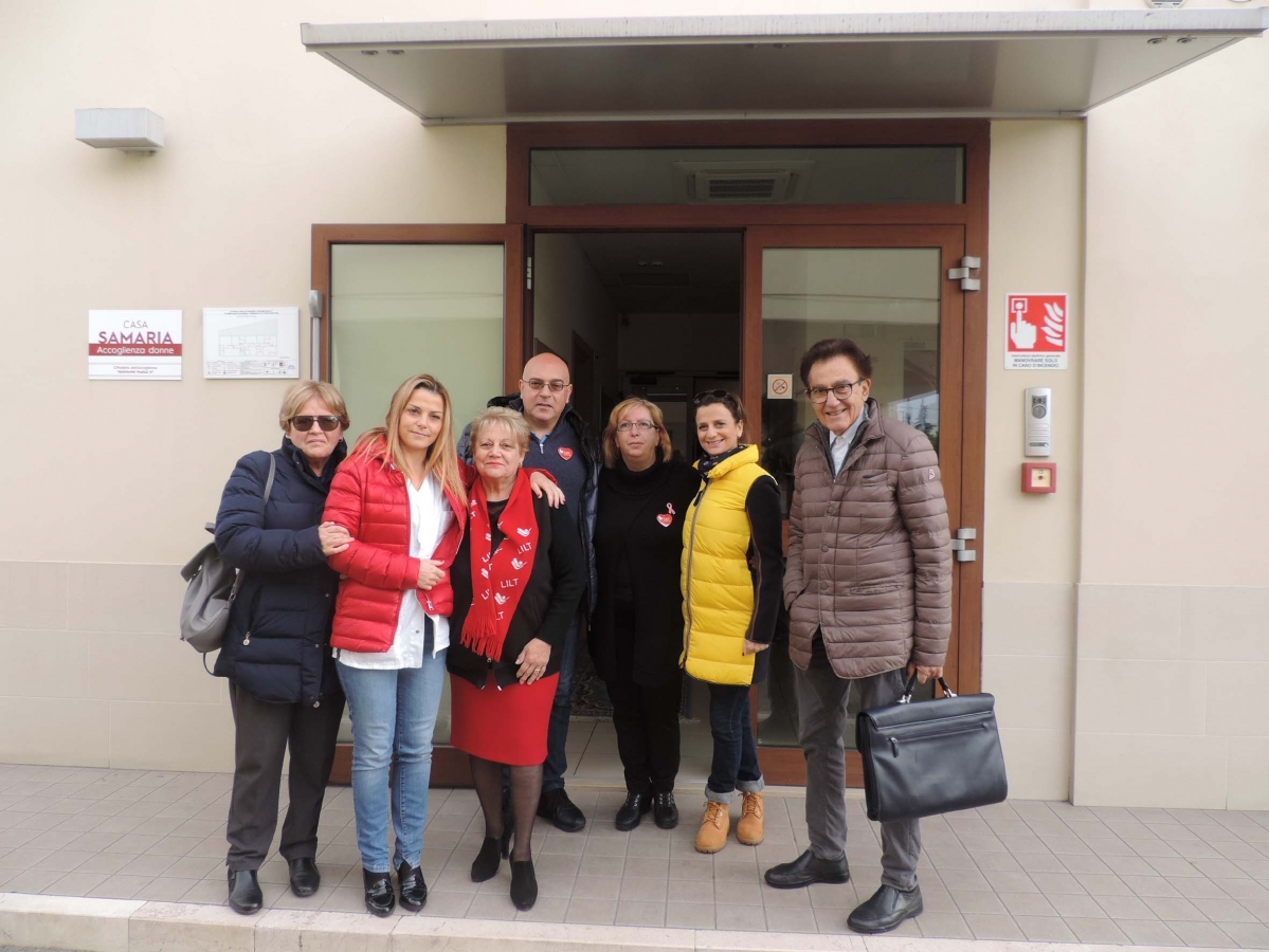 Foto-di-gruppo-Lilt-con-dottoressa-De-Angelis.jpg