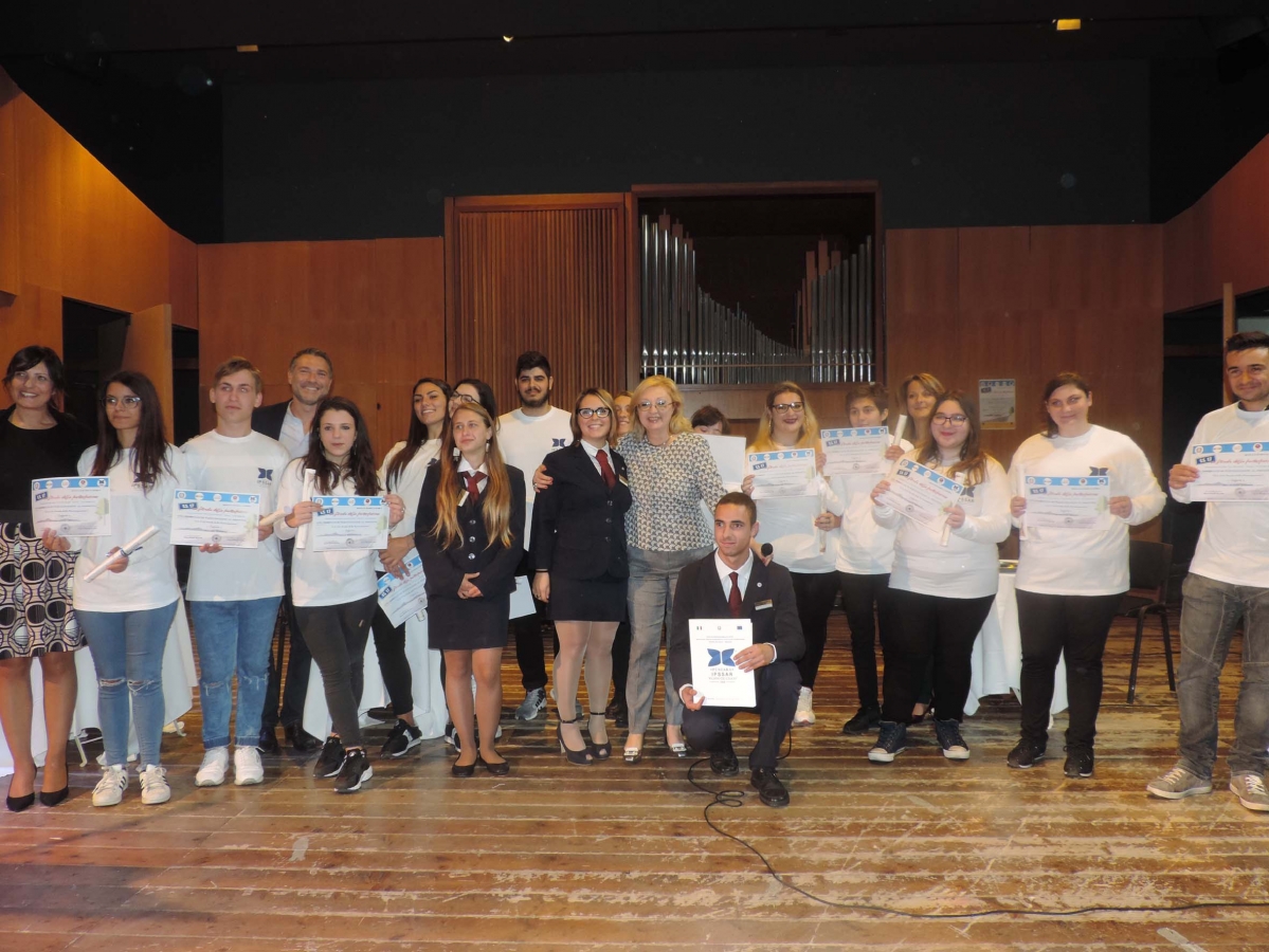 Foto-di-gruppo-attestati.jpg
