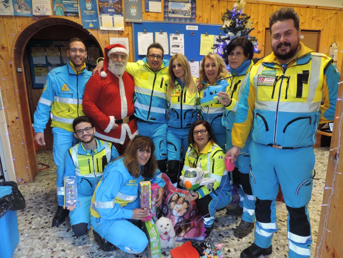 Foto-volontari-Misericordia-con-Babbo-Natale1.jpg