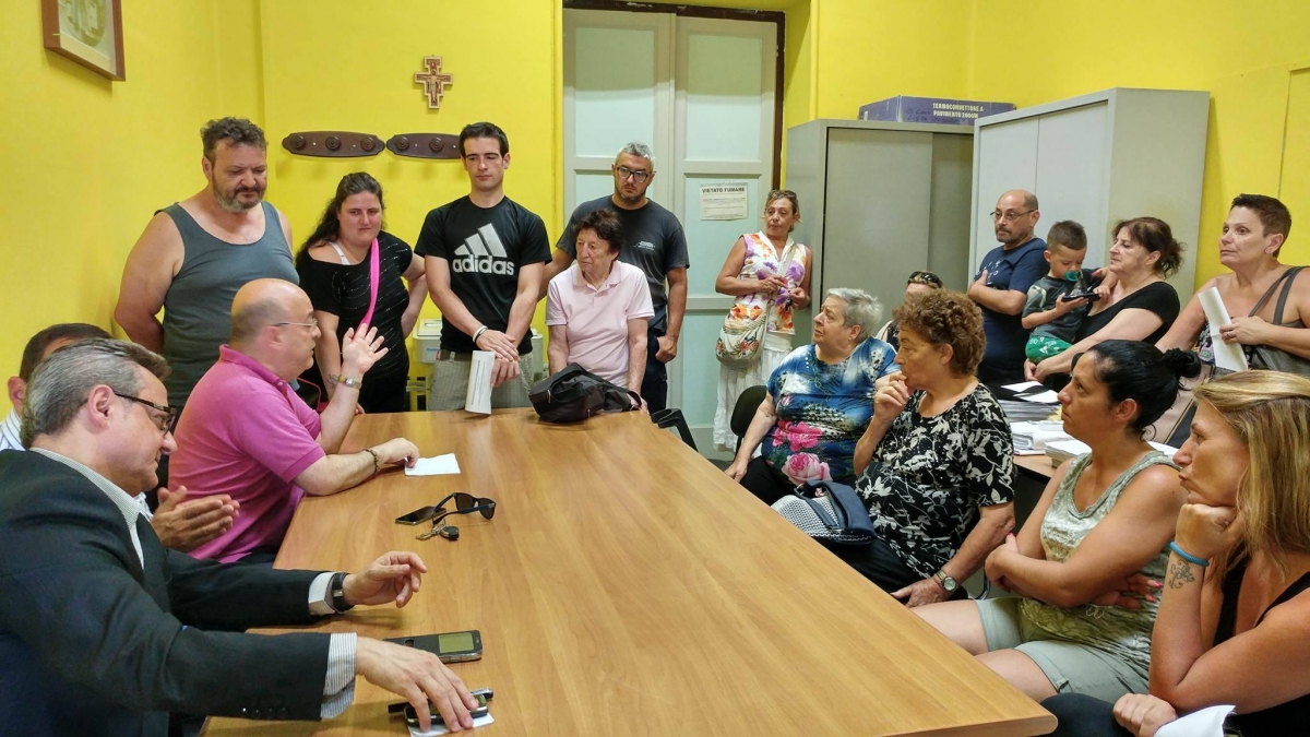incontro-pignoli-teodoro-con-sgomberati-di-via-Lago-di-Borgiano-(5).jpg
