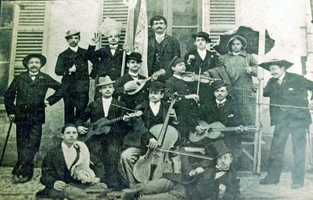 Antonio Mastrangelo, Alfonso Oliva, Achille Suriani, Giovanni Cipollone, Marchese “lu Campanare”, Francesco Salvatore, Michele Di Caprio, Ciruccio Mastrangelo, Mario Marrone, Umberto Zazzetta, Achille Sorini, Luigi Di Brigida e Leopoldo Mascaretti in una simulazione scherzosa di una Paranzella.