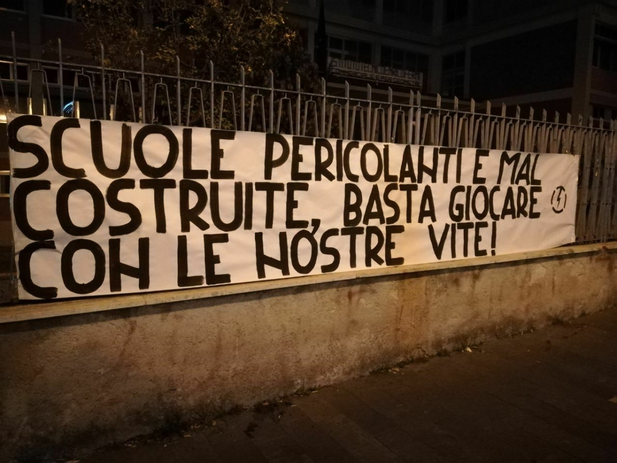 striscione-blocco-studentesco.JPG