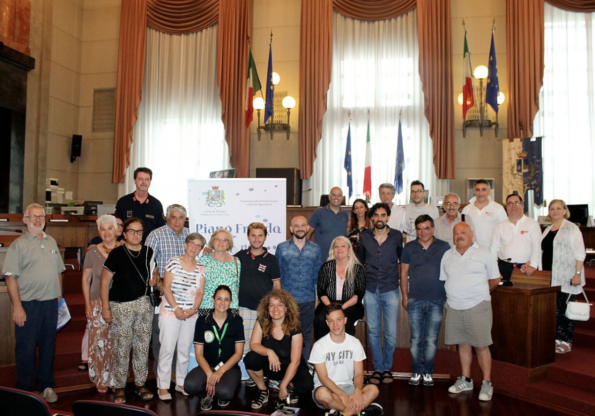 Ass.-Allegrino.-ringraziamento-associazioni-Britti-_foto-di-gruppo.jpg
