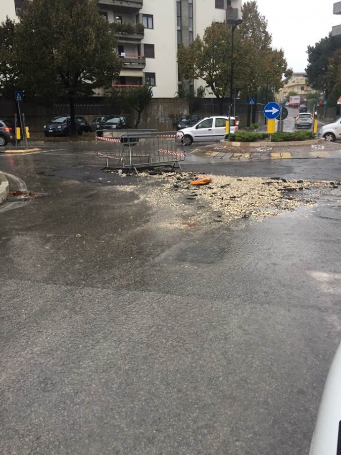 asfalto-rotto-via-monte-faito.jpg