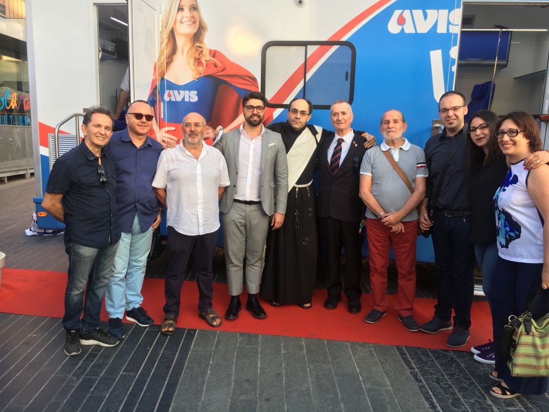autoemoteca-avis-provinciale-pescara-inaugurazione-festa-piazza--salotto-(6).jpg