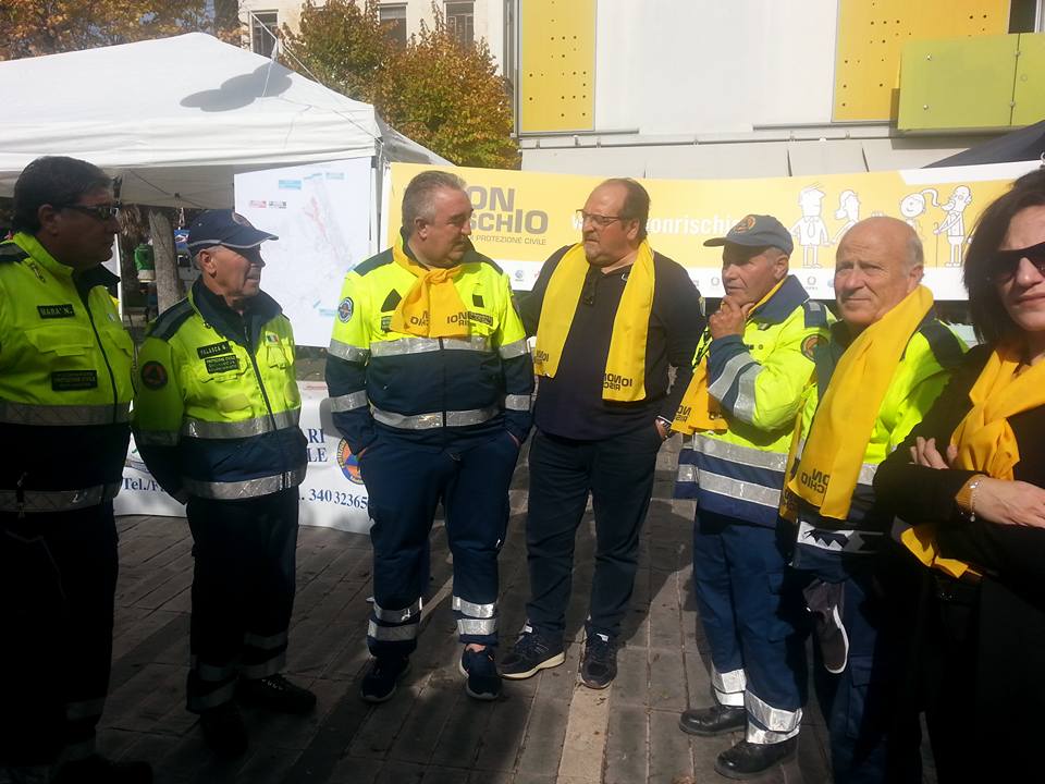 Stand dei volontari di Io Non Rischio con il Sottosegretario Mazzocca (al centro)