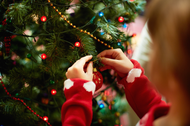 bambini-albero-natale.jpg