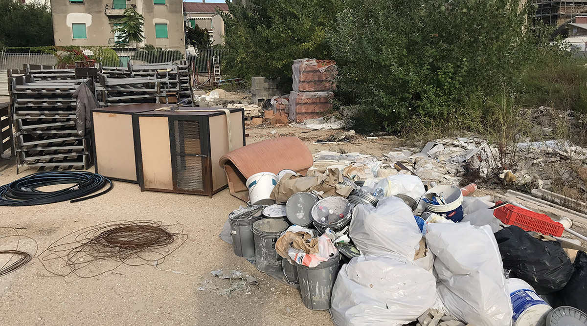 discarica-area-caserma-carabinieri-(2).JPG