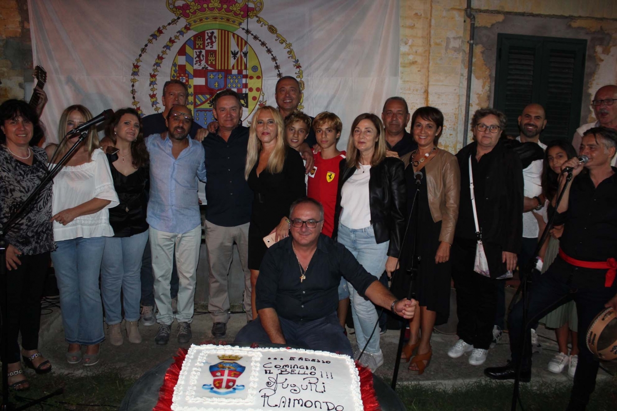 Foto-di-gruppo-con-torta1.jpg