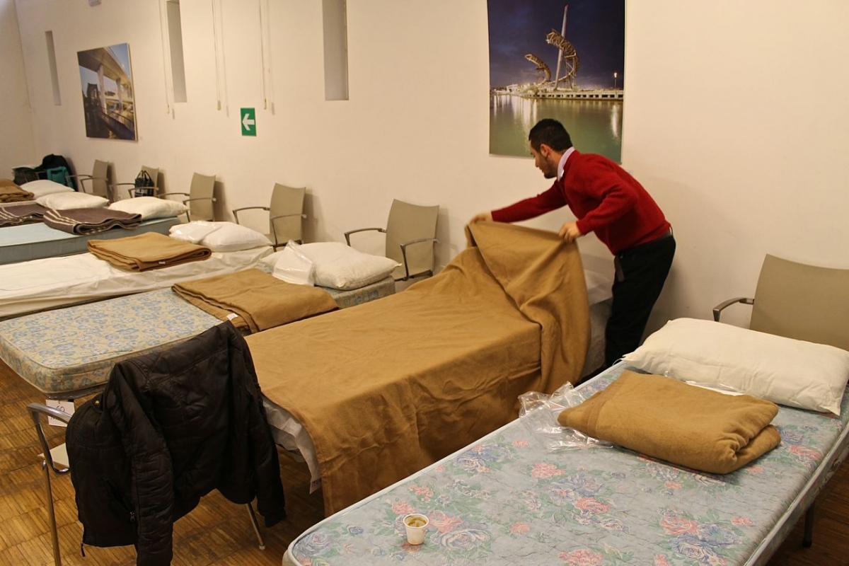 Il-centro-di-accoglienza-Britti,-uno-degli-ospiti-mentre-si-rifà-il-letto1.jpg