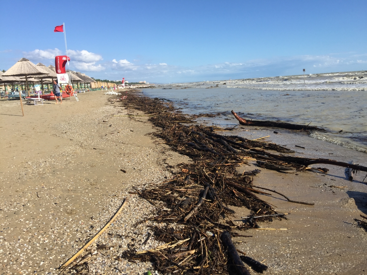 mareggiata-spiaggia-sporca-2.JPG