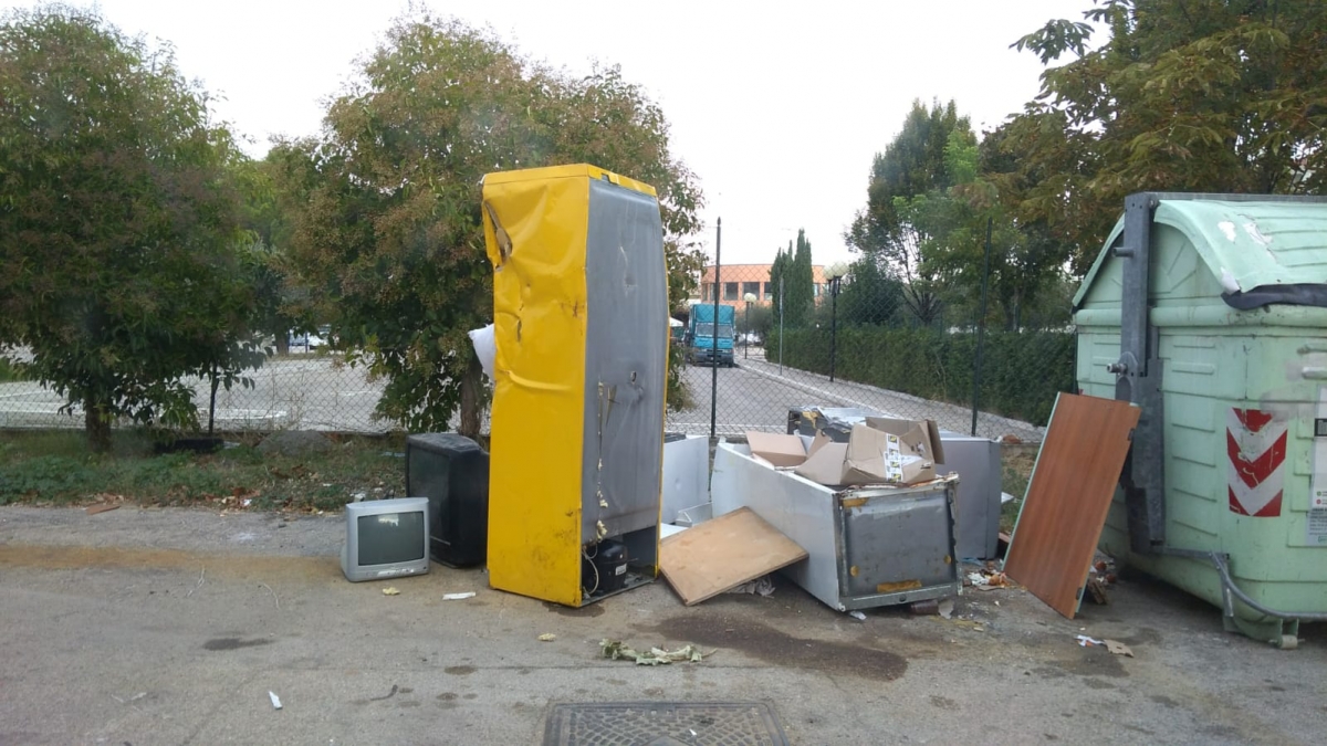 via-rimini-discarica_3ottobre_prima.jpeg