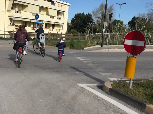 famiglia-bici-ciclabile-via-circuito.jpg