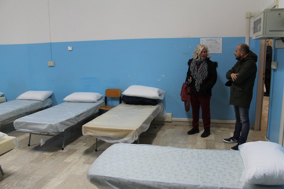 lassessore-Allegrino-in-via-Lago-SantAngelo-con-uno-degli-operatori.jpg