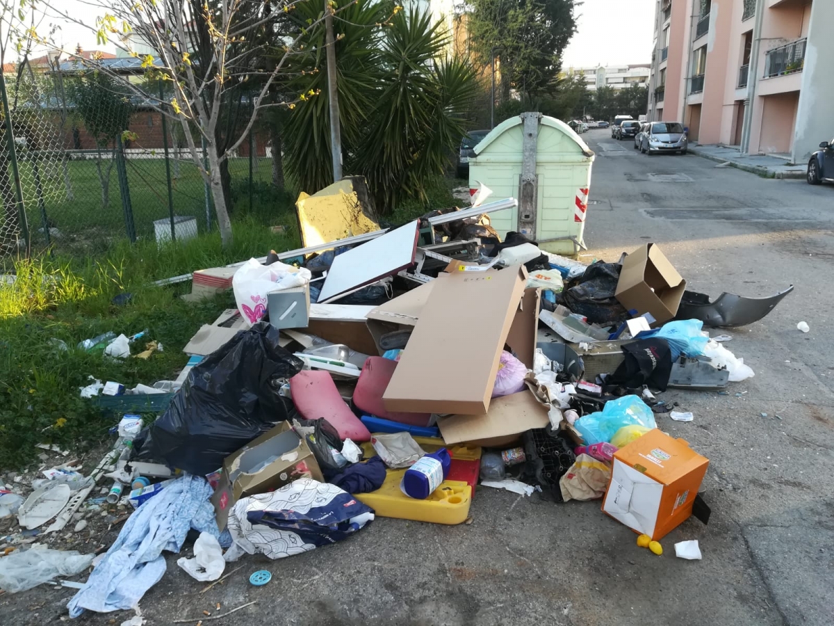 rifiuti-via-rimini-(2).jpg