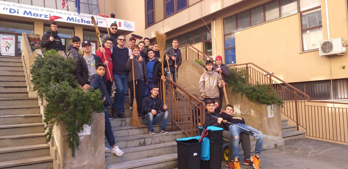 studenti-di-marzio-pulizia-scuola.jpg