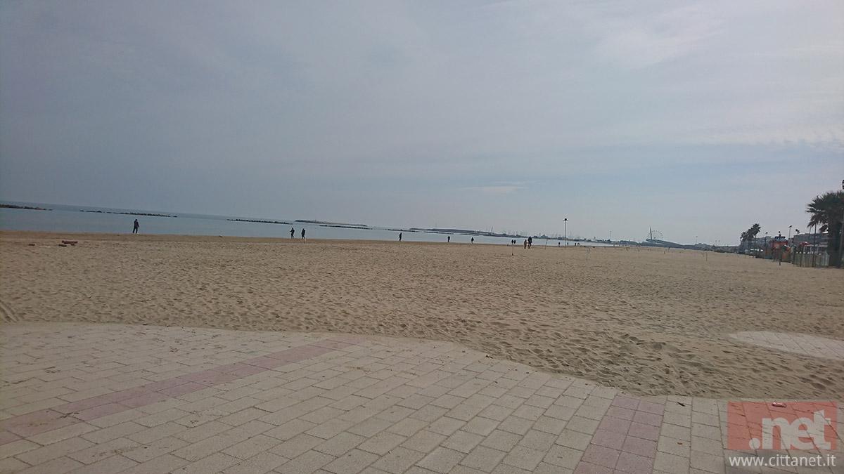 spiaggia-mare-largo-mediterraneo-(1).jpg