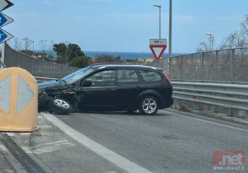 Auto-si-mette-di-traverso-e-blocca-unuscita-della-circonvallazione.jpeg
