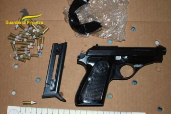 pistola-cartucce-sequestro-guardia-di-finanza-pescara.jpg