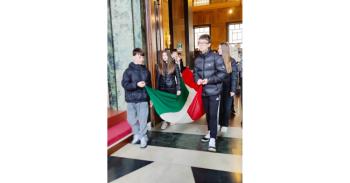 1-ingresso-ragazzi-con-la-bandiera.jpeg