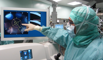 Il-Professor-Mastropasqua-mentre-esegue-interventi-di-chirurgia-robotica.png