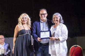 Foto-consegna-targa-Franca-con-sindaco-De-Martinis.jpg