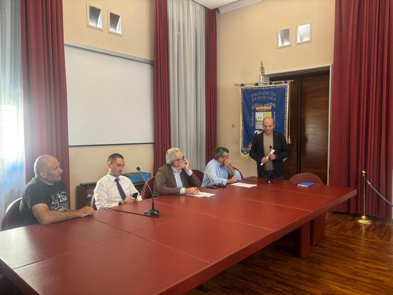 https://www.pescaranews.net/archivi/immagini/2026/I/Intervento-del-presidente-Bomba-alla-conferenza-stampa-convocata-dal-Consorzio-di-Bonifica-Centro-(2).jpeg